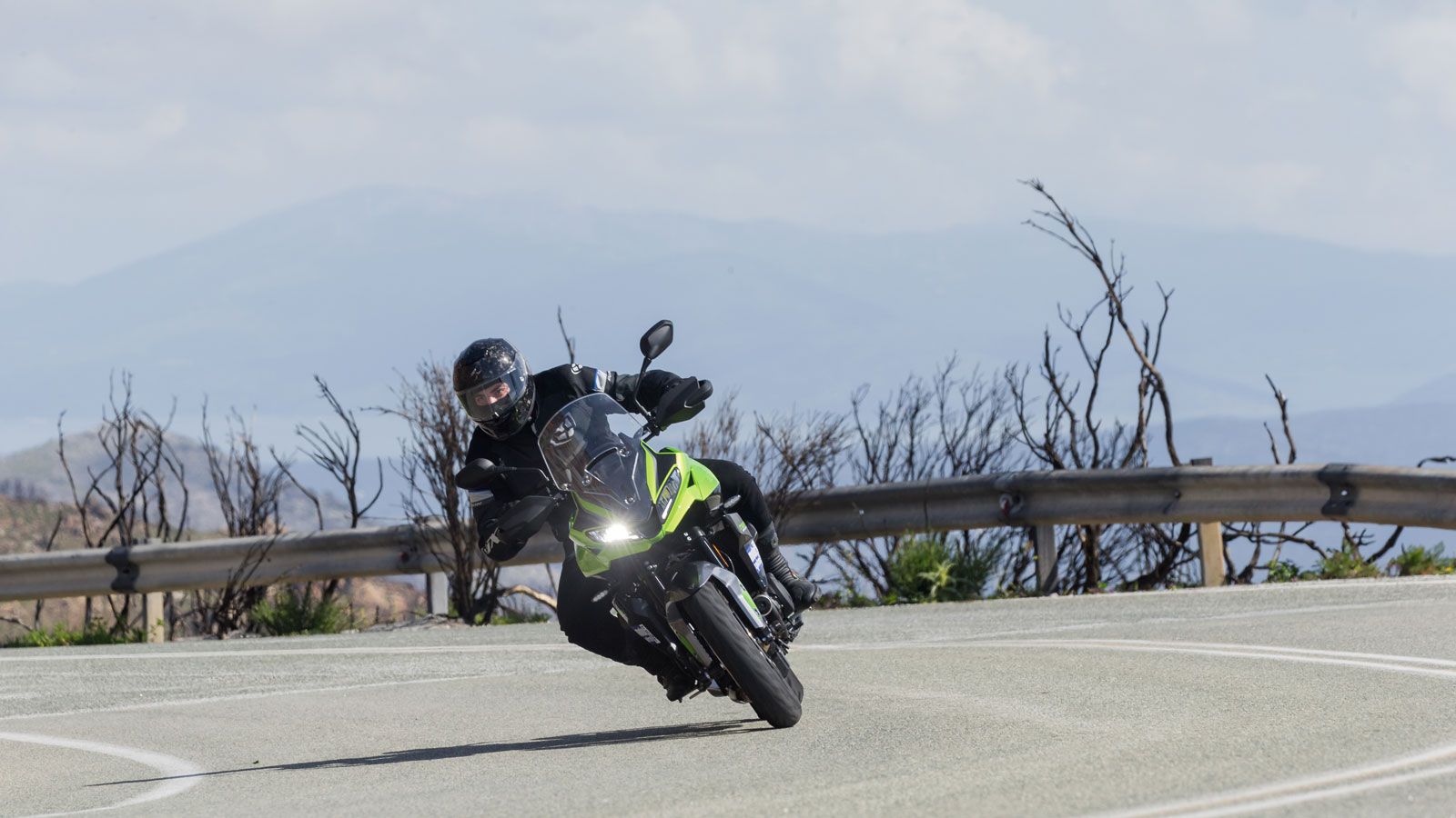 Η γεμάτη ροπή του από τα χαμηλά σε βοηθά να οδηγείς με μεγάλη ευκολία σε χαμηλές ταχύτητες, ενώ η λειτουργία του κινητήρα είναι απολύτως γλυκιά και ισ