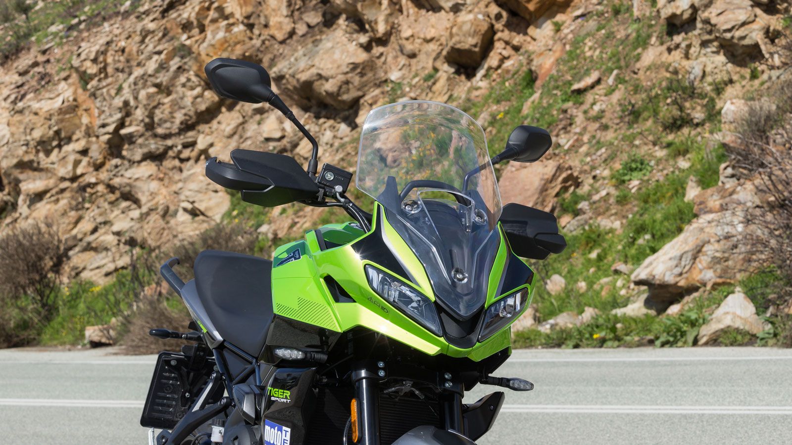 Οι δύο LED προβολείς στο μούτρο σε συνδυασμό με την εσοχή στο κέντρο σε στυλ αεραγωγού, θα λέγαμε ότι θυμίζουν σφήκα, ενώ τα έντονα και ζωντανά χρώματ