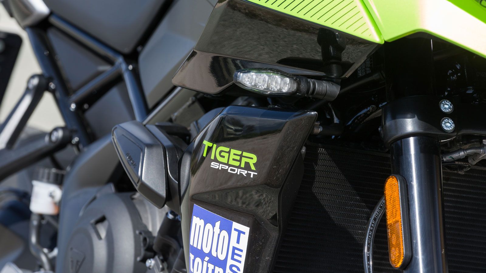 Στις αναρτήσεις βρίσκουμε ένα νέο ανεστραμμένο πιρούνι SFF-BP 41χλστ της Showa εμπρός.