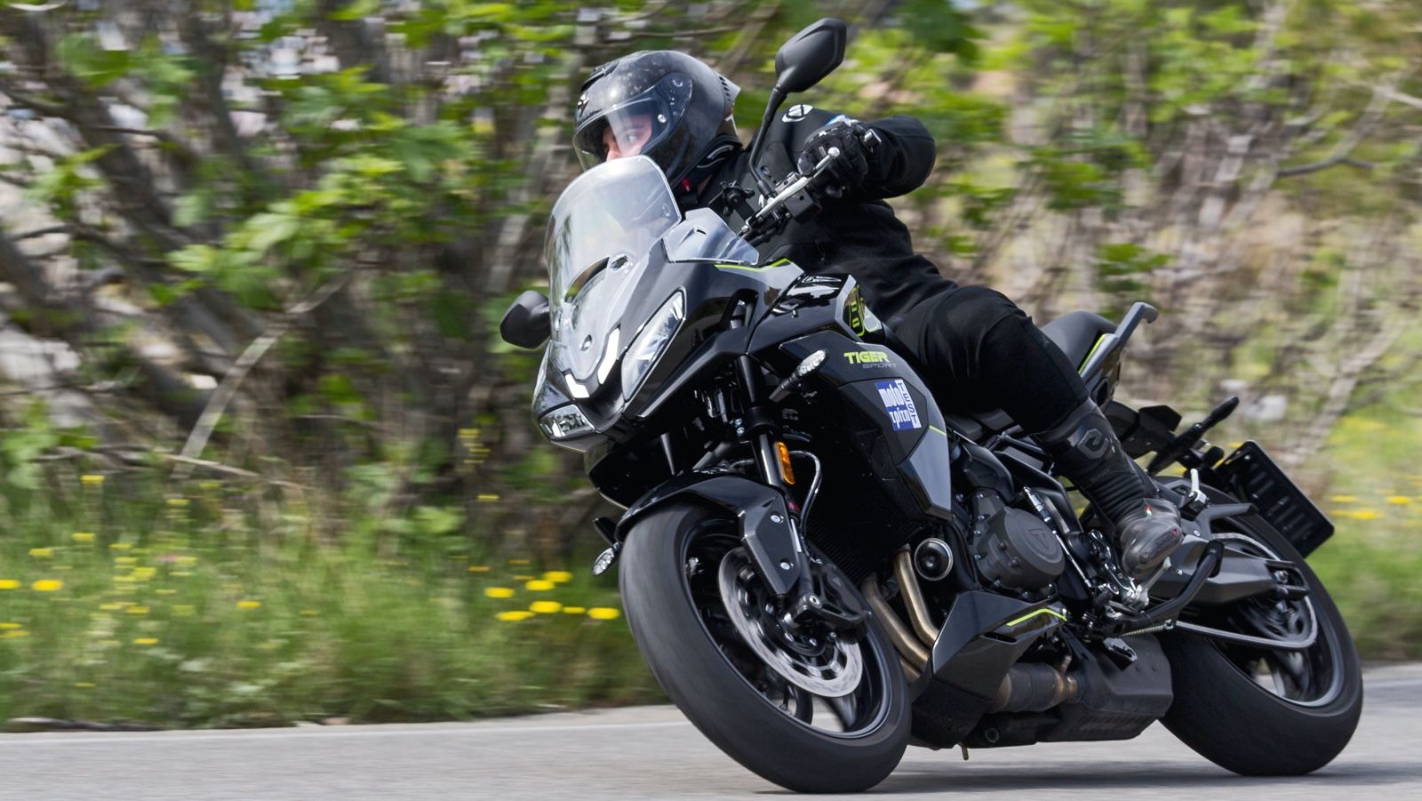 Οι αναρτήσεις είναι εξαιρετικές και παρά το γεγονός ότι έχουν σχετικά σκληρή ρύθμιση ευνοώντας την σπορ οδήγηση, αποσβένουν αρκετά καλά τυχόν κακοτεχν