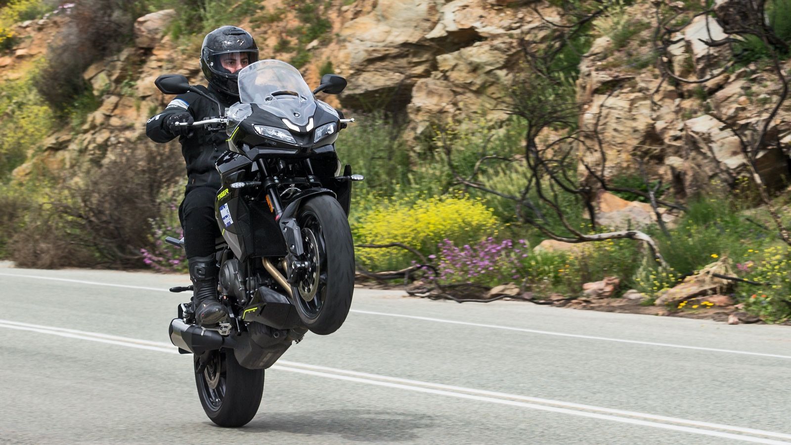 Ο ζωηρός κινητήρας προσφέρει στο μοντέλο εντυπωσιακές επιταχύνσεις που θα κάνουν τον καρπό σου ανήσυχο.