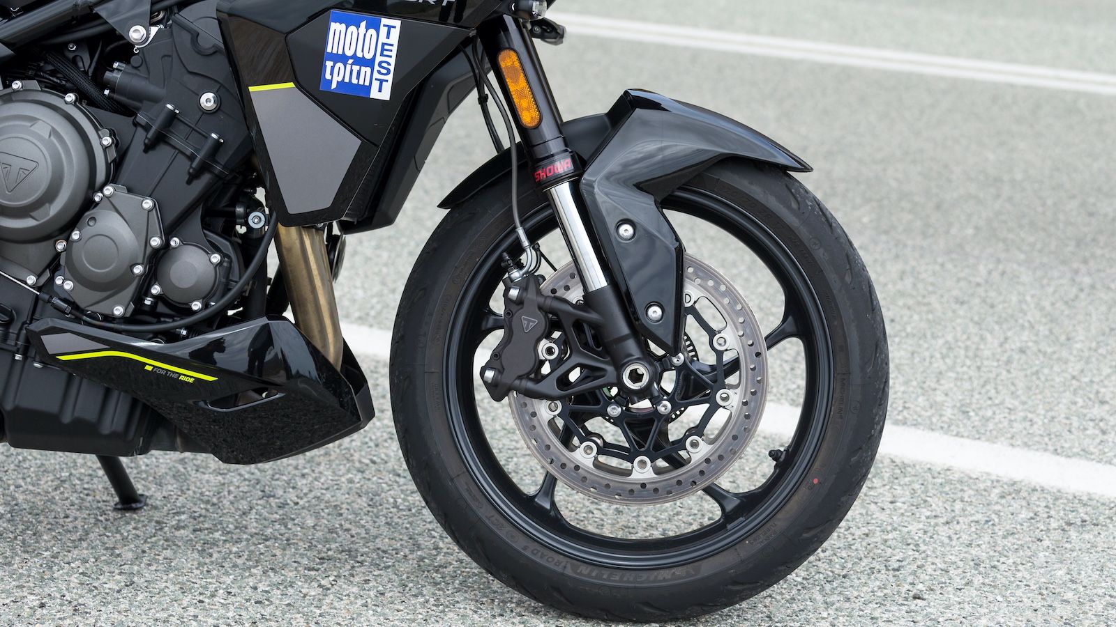 Τα συστήματα ασφαλείας Cornering ABS και Cornering TCS είναι επίσης στο βασικό εξοπλισμό.