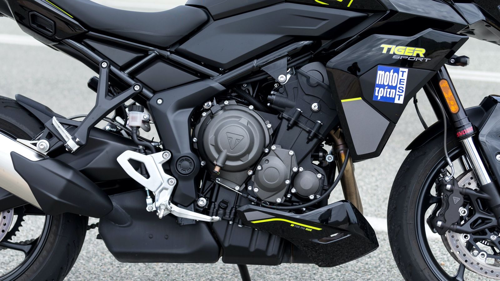 Τρικύλινδρος κινητήρας 798 κ.εκ. με 115 ίππους.