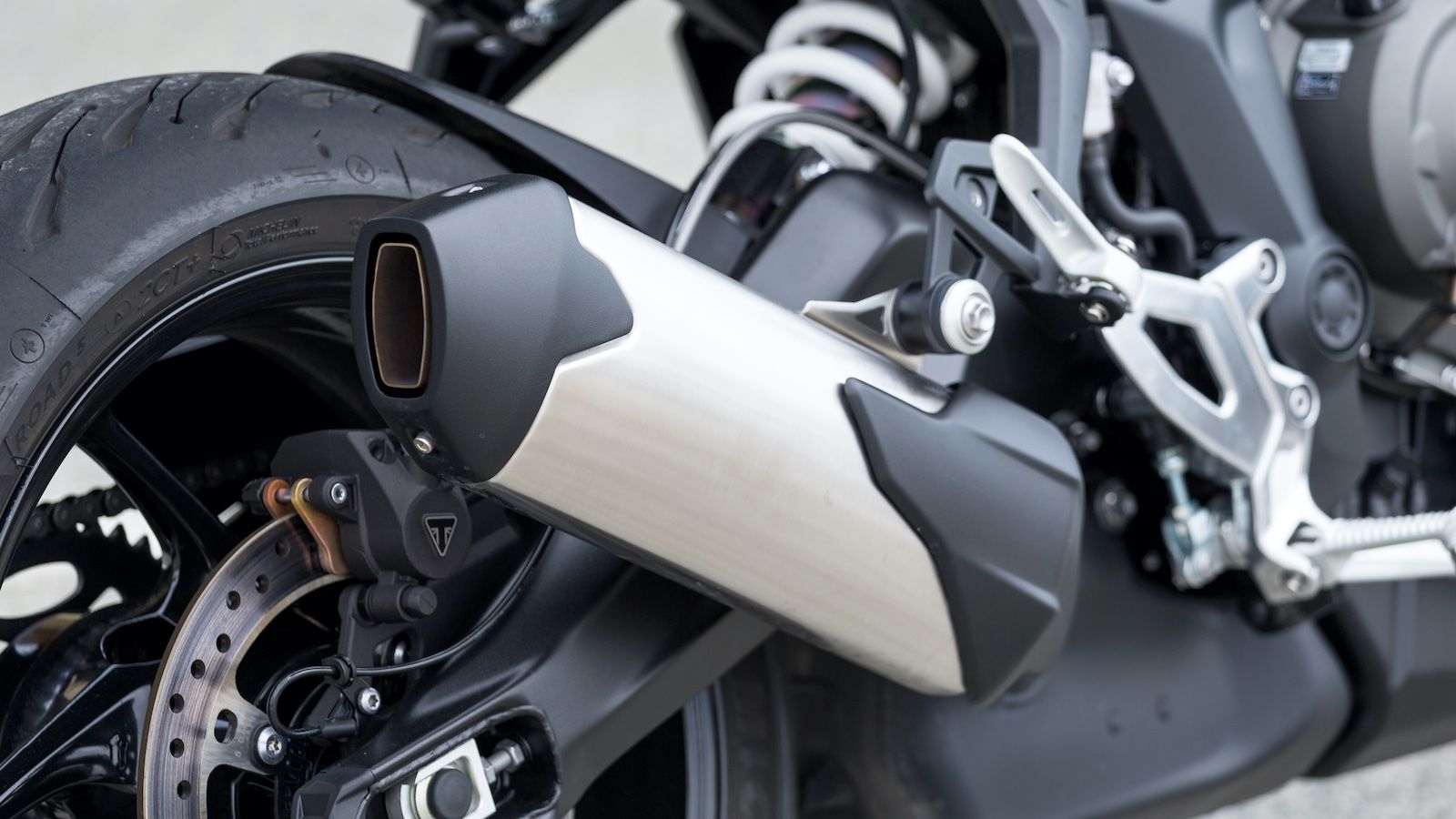 Σε αντίθεση με τη μικρότερη Tiger Sport 660, το τελικό της εξάτμισης είναι τοποθετημένο στο πλάι.