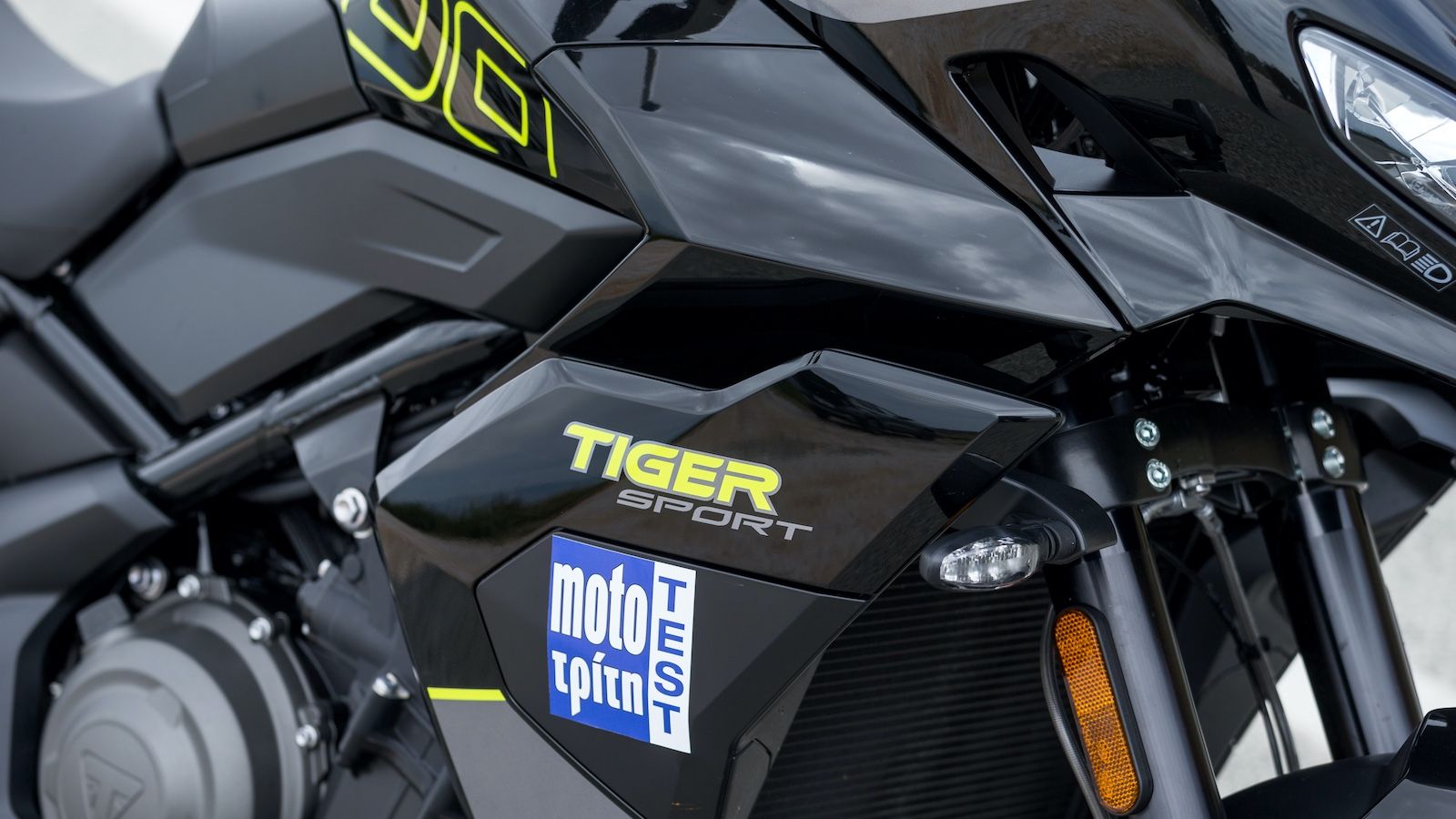 Μυώδης εικόνα χάρη στο ελαφρώς μεγαλύτερο ρεζερβουάρ, τους εκτροπείς αέρα εκτέρωθεν της ζελατίνας και κυρίως τα πιο ογκώδη τριγωνικά πλαστικά που αγκα