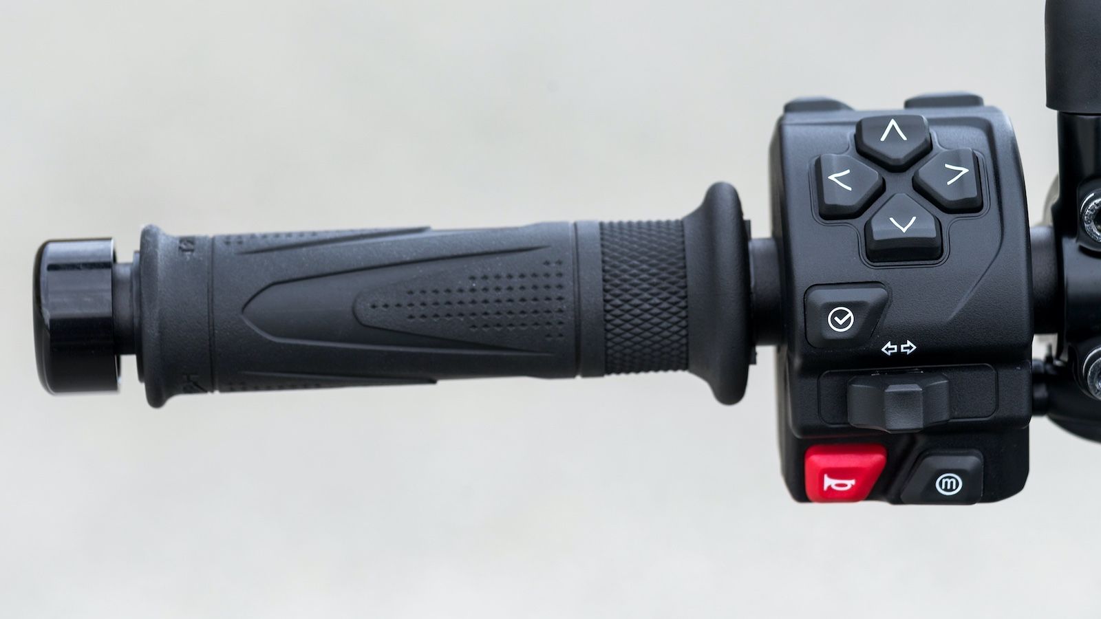 Διακόπτες με πολύ καλό feedback που εντείνουν την premium αίσθηση του μοντέλου.