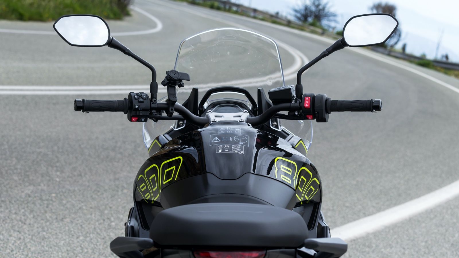 Το «πιλοτήριο» της Tiger Sport 800 με το φαρδύ τιμόνι, που όμως δεν εμποδίζει στη διήθηση.
