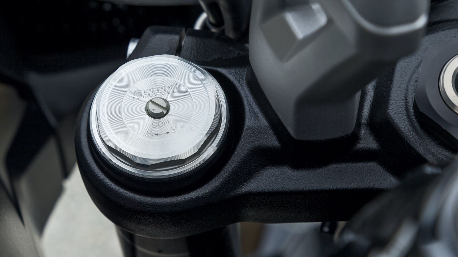 Ρυθμιζόμενη απόσβεση επαναφοράς και συμπίεσης στο μπροστινό αμορτισέρ.