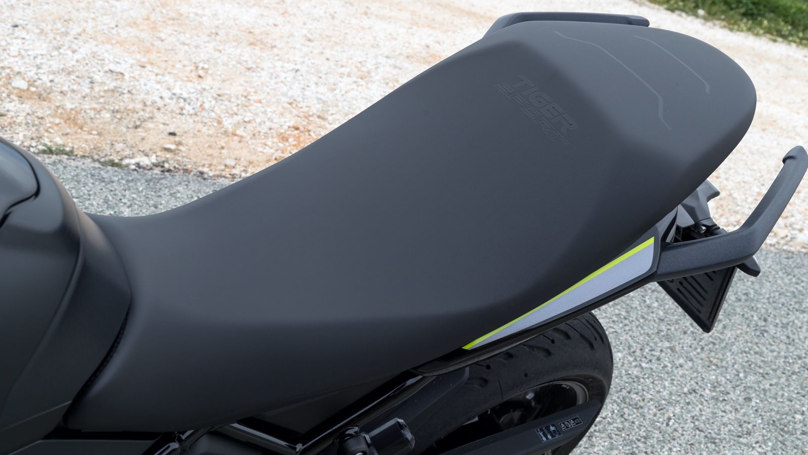 Η σέλα, παρότι δεν είναι χαμηλή, θα επιτρέψει στους περισσότερους αναβάτες να «κουμαντάρουν» την Tiger Sport 800 με ευκολία, καθώς είναι αρκετά στενή 