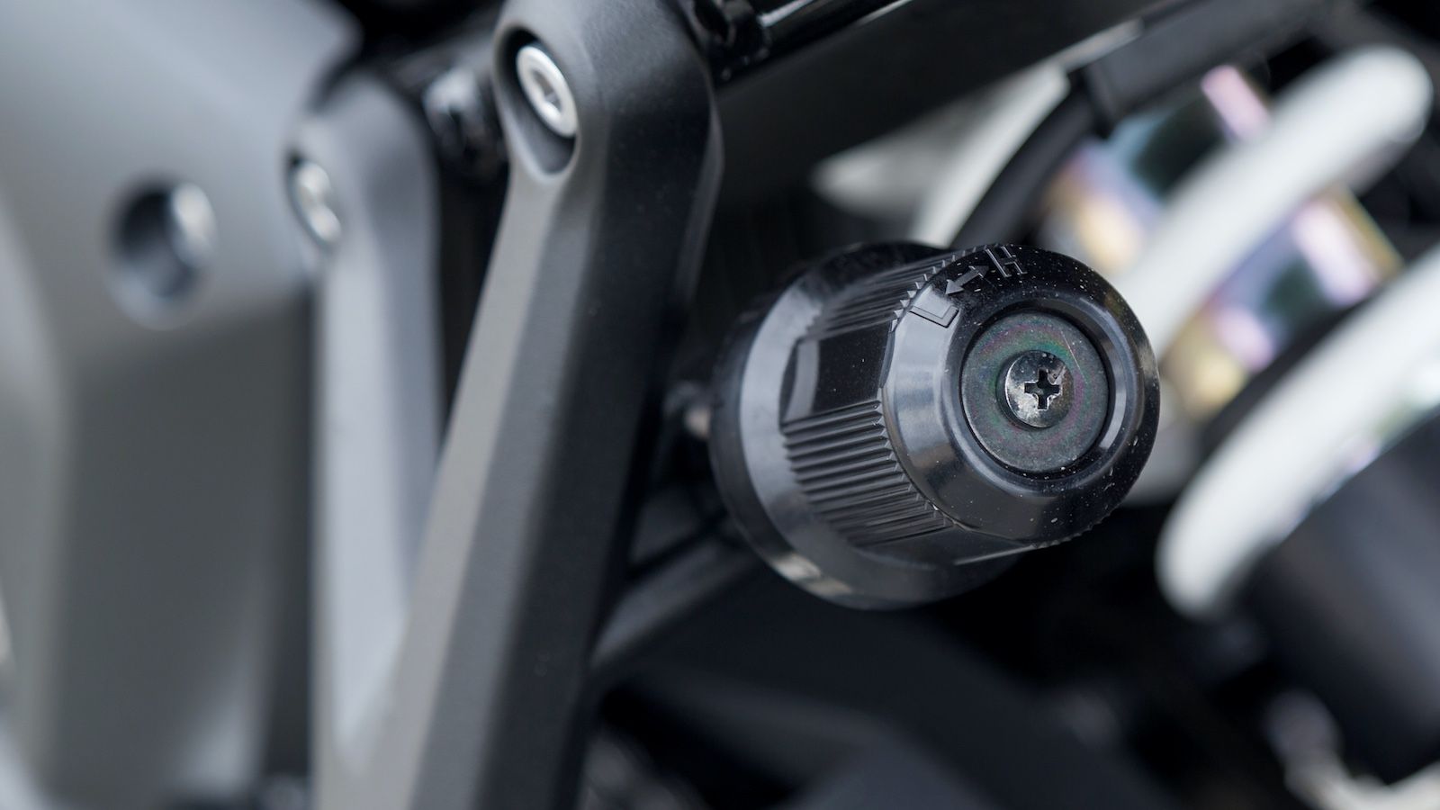 Μonoshock αμορτισέρ RSU της Showa με ρυθμιζόμενη προφόρτιση και επαναφορά.