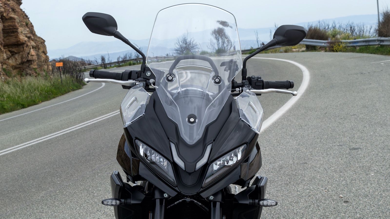 Στο μούτρο που μοιάζει με σφήκα, οι προβολείς έχουν το ίδιο σχήμα με την Tiger Sport 660, ενώ υπάρχει ένα νέο διπλό DRL σε σχήμα «V» κάτω από την ζελα