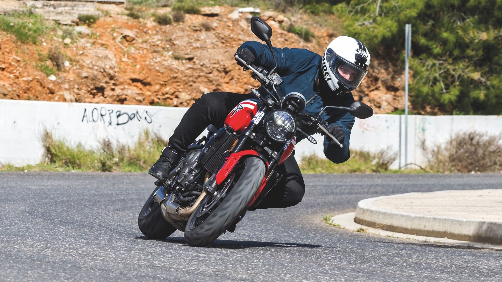 Το πρώτο πράγμα που θα ζωγραφίσει ένα χαμόγελο στα χείλη σου, είναι ο βαθύς και γεμάτος ήχος του τρικύλινδρου εν σειρά κινητήρα, που ενώ μοιάζει με τε