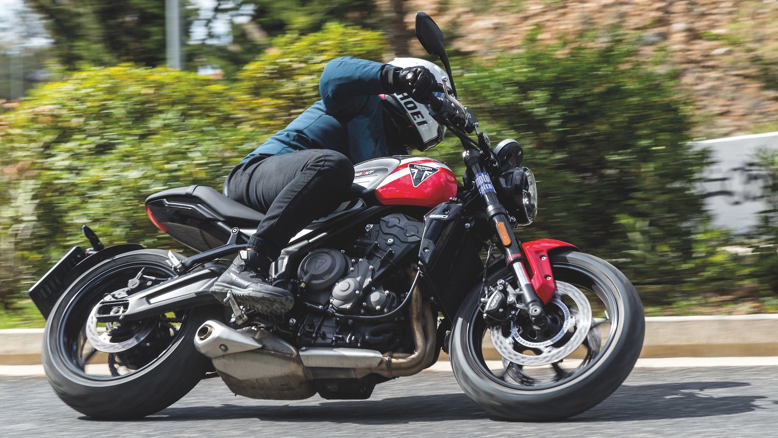 Βγαίνοντας από τα αστικά τείχη και επιλέγοντας μία σφιχτή διαδρομή με απανωτές στροφές, το Trident 660 θα ξεδιπλώσει το αθλητικό DNA του και θα το ευχ