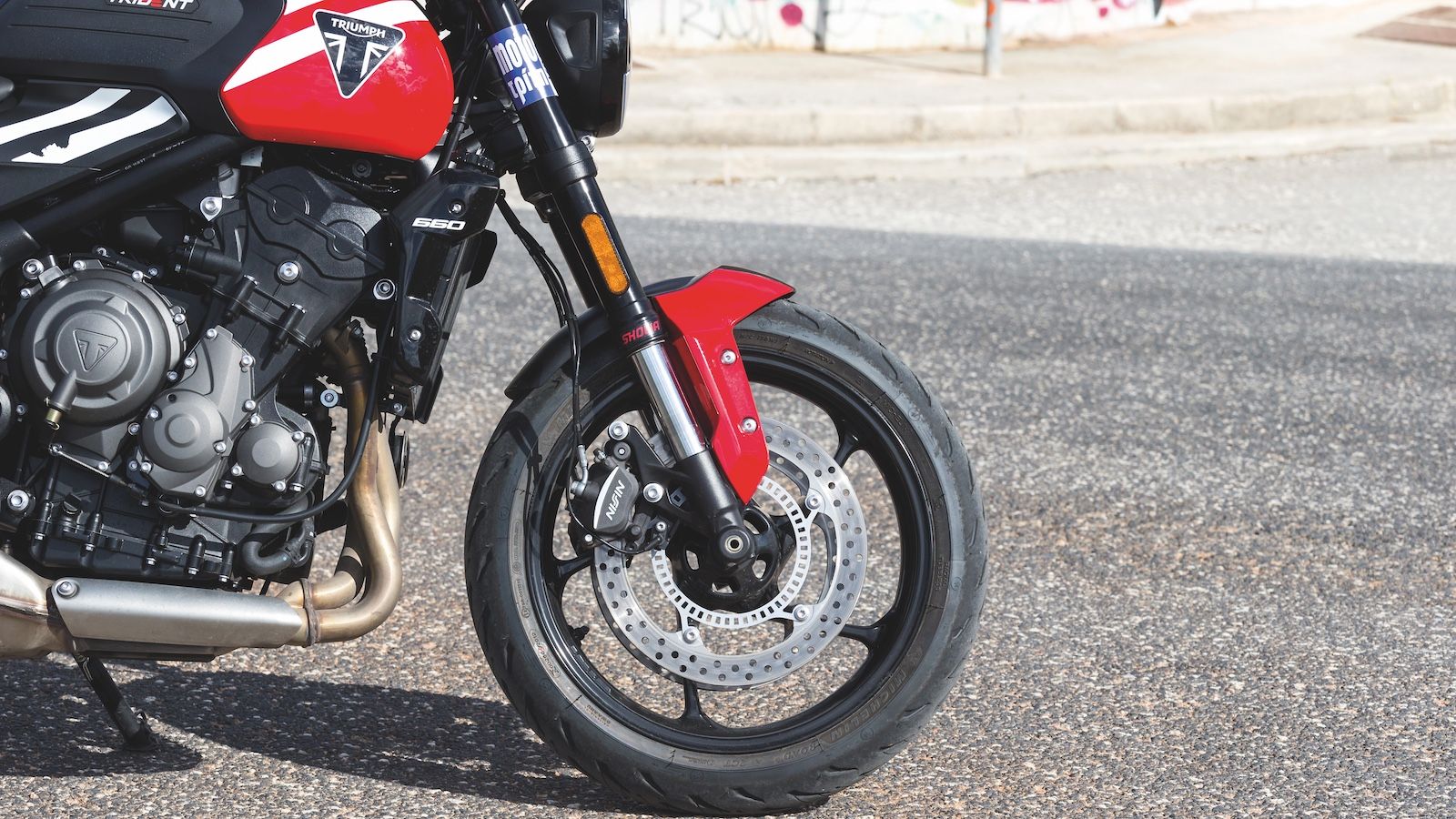 Στις αναρτήσεις βρίσκουμε ένα νέο ανεστραμμένο πιρούνι SFF-BP 41χλστ της Showa εμπρός, με διαδρομή 120χλστ και ένα monoshock αμορτισέρ επίσης της Show