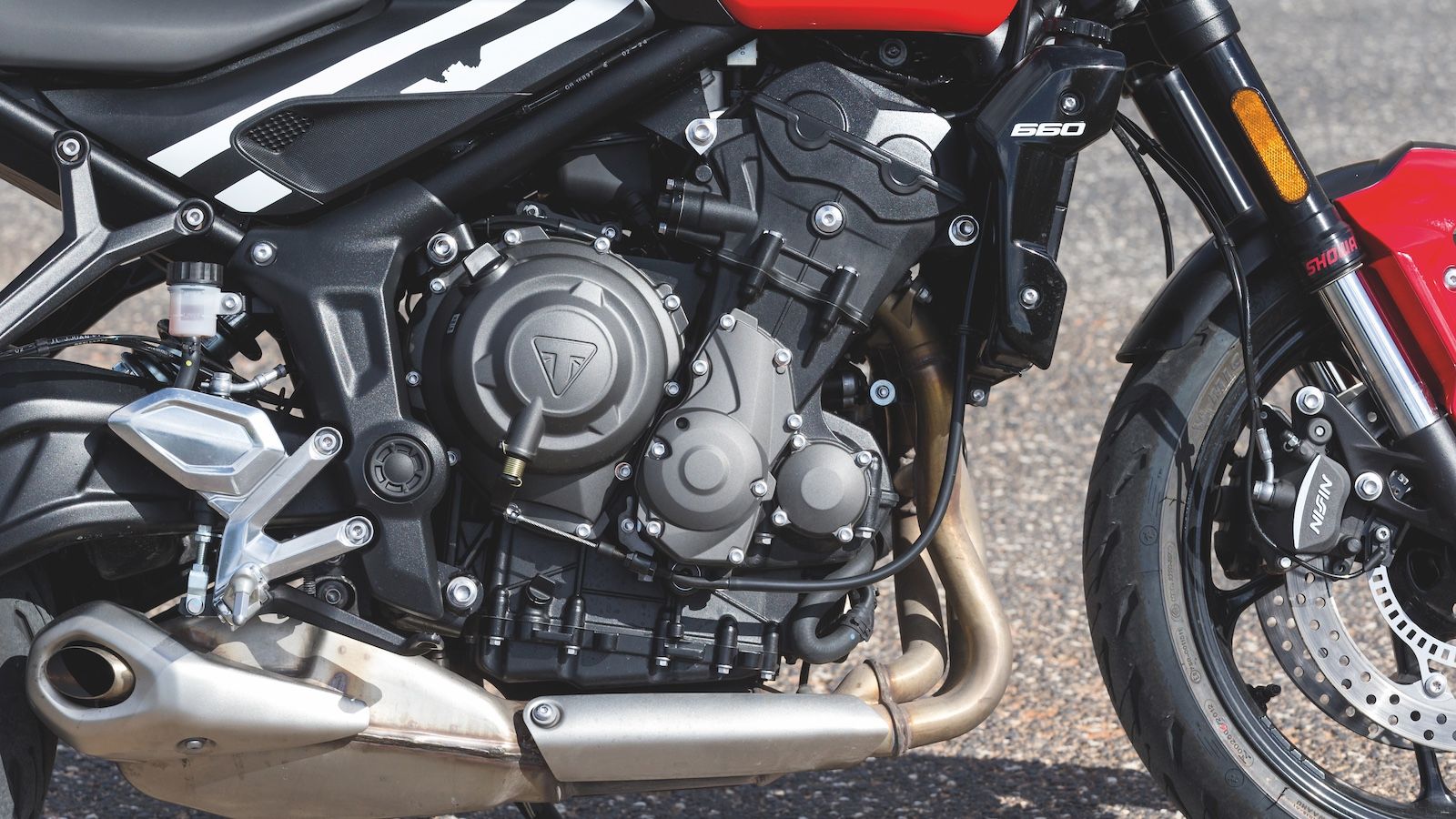 Ο κινητήρας του Trident στα 660cc με 2 επικεφαλής εκκεντροφόρους και 12 βαλβίδες αποδίδει 80 άλογα στις 10.250σαλ και 64Nm ροπής στις 6.250σαλ.