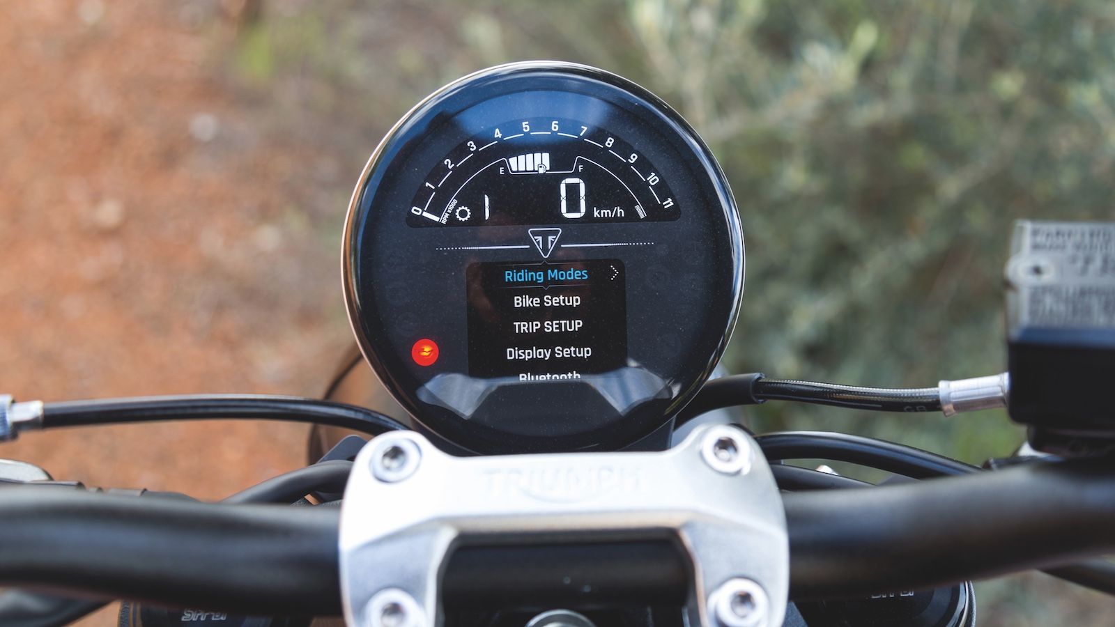 Μικρή TFT και LCD οθόνη στο επάνω μέρος, που έχει τη δυνατότητα συνδεσιμότητας με smartphone και είναι πολύ ευκρινής ακόμα και τις ώρες που το φως του