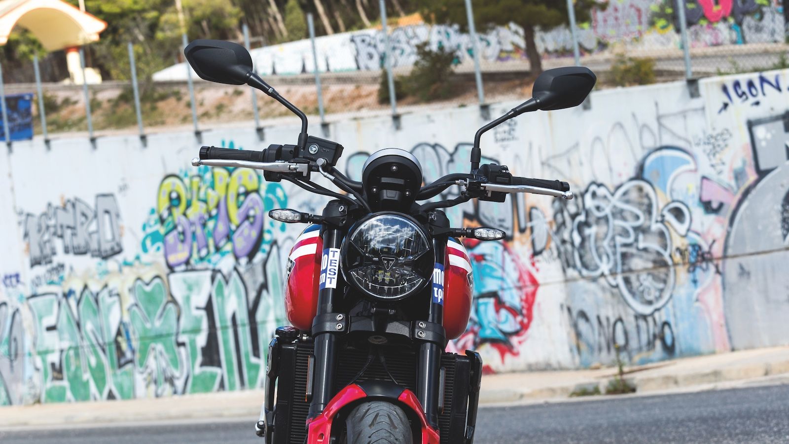 Όλα αυτά τα vintage στοιχεία έρχονται στο σήμερα , αφού ο προβολέας είναι φυσικά LED τεχνολογίας.