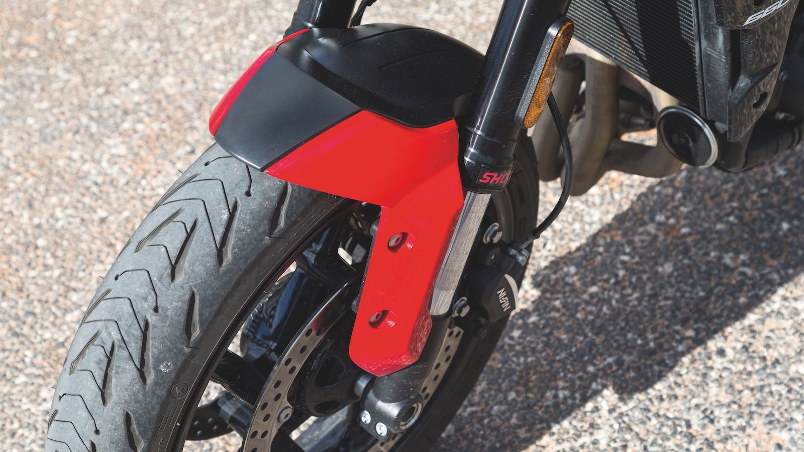 Το φινίρισμα και το βερνίκι των χρωμάτων είναι εξαιρετικό σε όλα της τα βαμμένα μέρη, ενώ η συναρμογή των πλαστικών είναι άριστη.