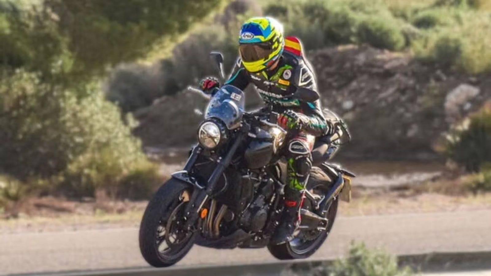 ο πρωτότυπο δείχνει σαφώς μεγαλύτερες διαστάσεις από τη μικρότερη έκδοση, με φαρδύτερη διπλή σέλα, πιο ογκώδη πλευρική εξάτμιση και μεγαλύτερο ρεζερβο