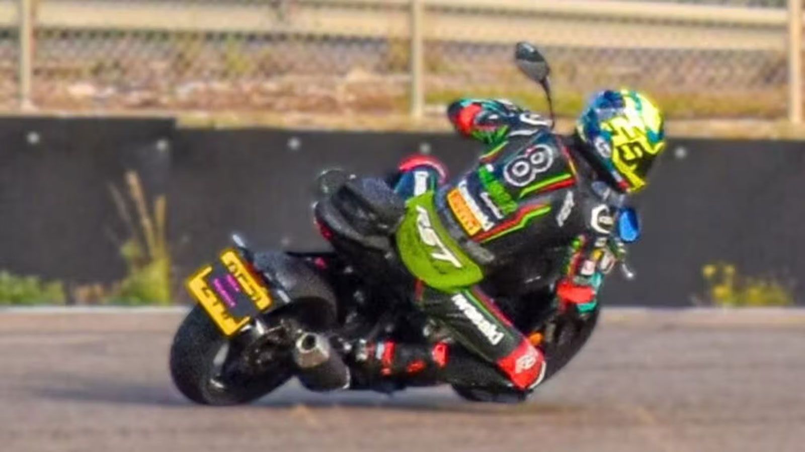 Κάτω από τα πλαστικά, η Trident 800 θα χρησιμοποιεί τον ίδιο τρικύλινδρο κινητήρα 798 κ.εκ. της Tiger Sport 800, με απόδοση που αναμένεται να αγγίζει 