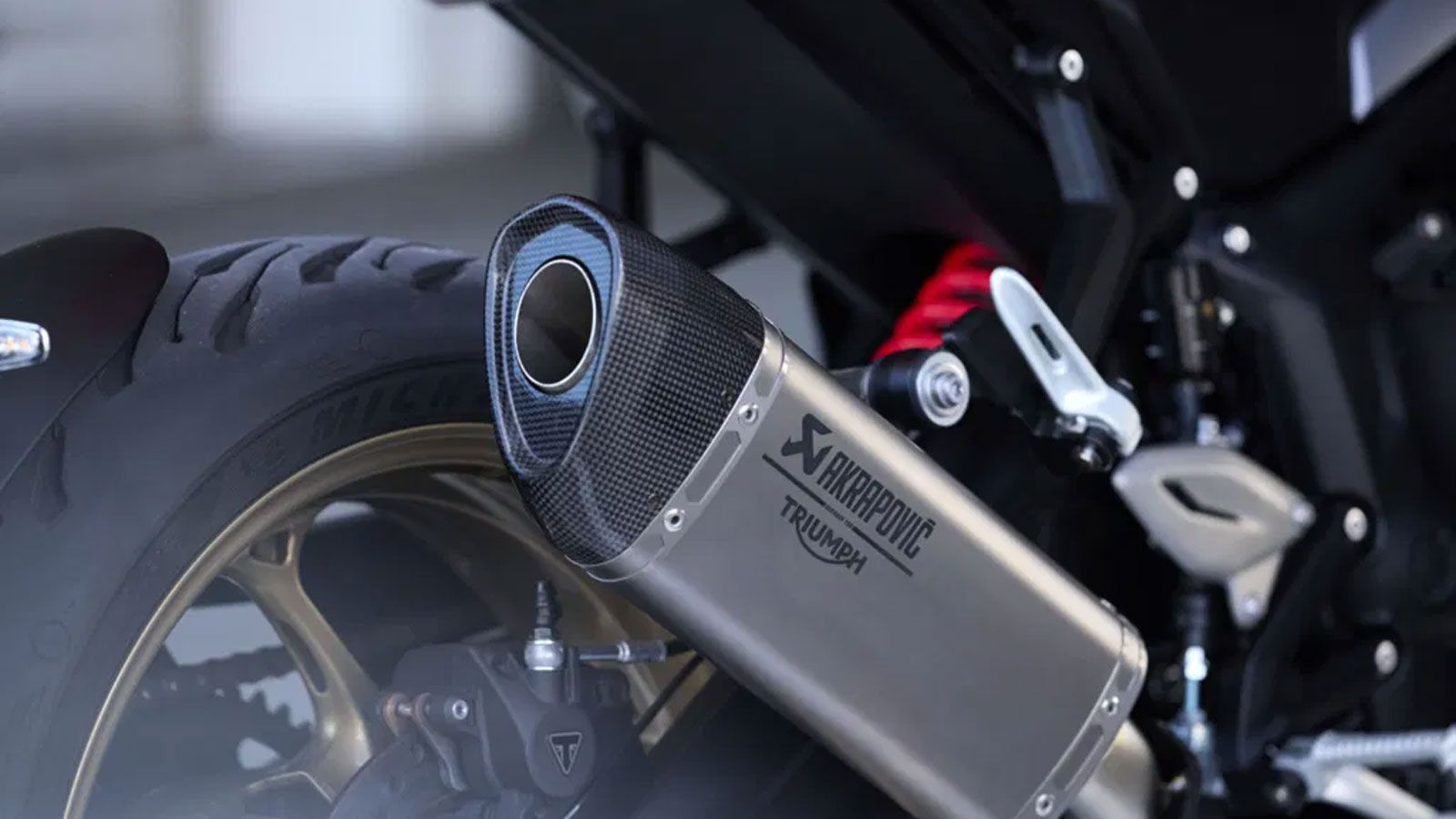 Θα διατίθεται σε τρεις χρωματικές επιλογές: Ash Grey με κόκκινες λεπτομέρειες, Carnival Red με γκρι γραφικά και Jet Black, όλες με χρυσές ζάντες. Παρά