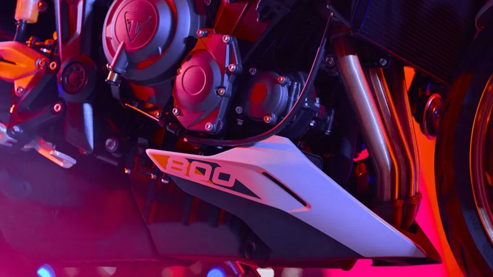 Η Triumph Trident 800 υιοθετεί τον compact και μυώδη σχεδιασμό της Trident 660, αλλά με πιο αιχμηρές γραμμές και αναβαθμισμένα φινιρίσματα.