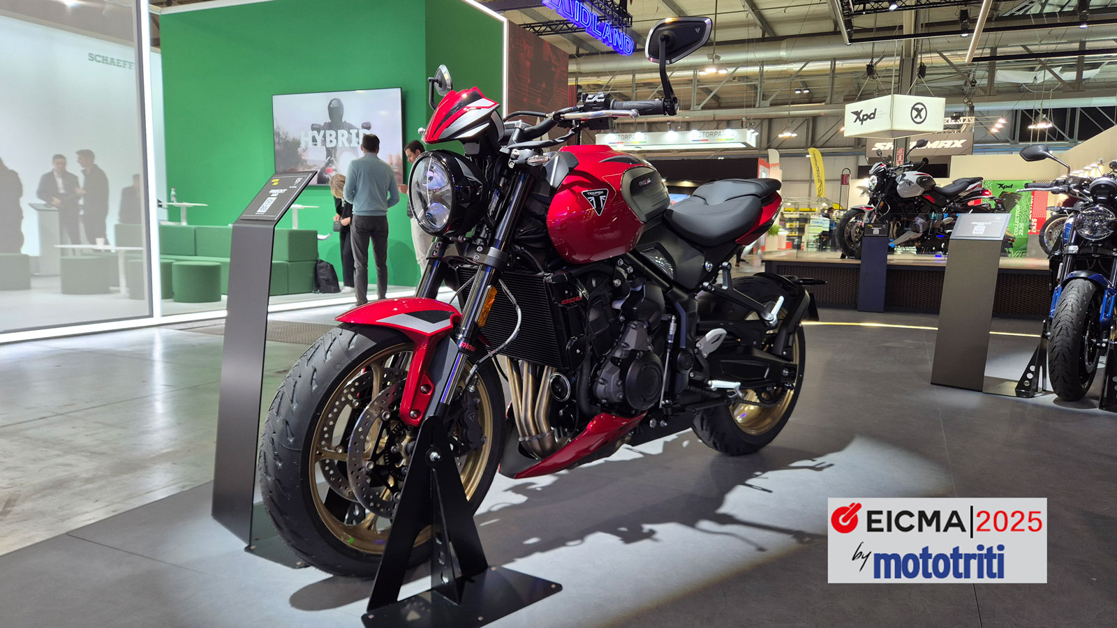 Την είδαμε στην EICMA του Μιλάνου, όπου η Triumph παρουσίασε τη νέα Trident 800 2026, ένα μοντέλο που έρχεται να συμπληρώσει τη μεσαία γκάμα των naked