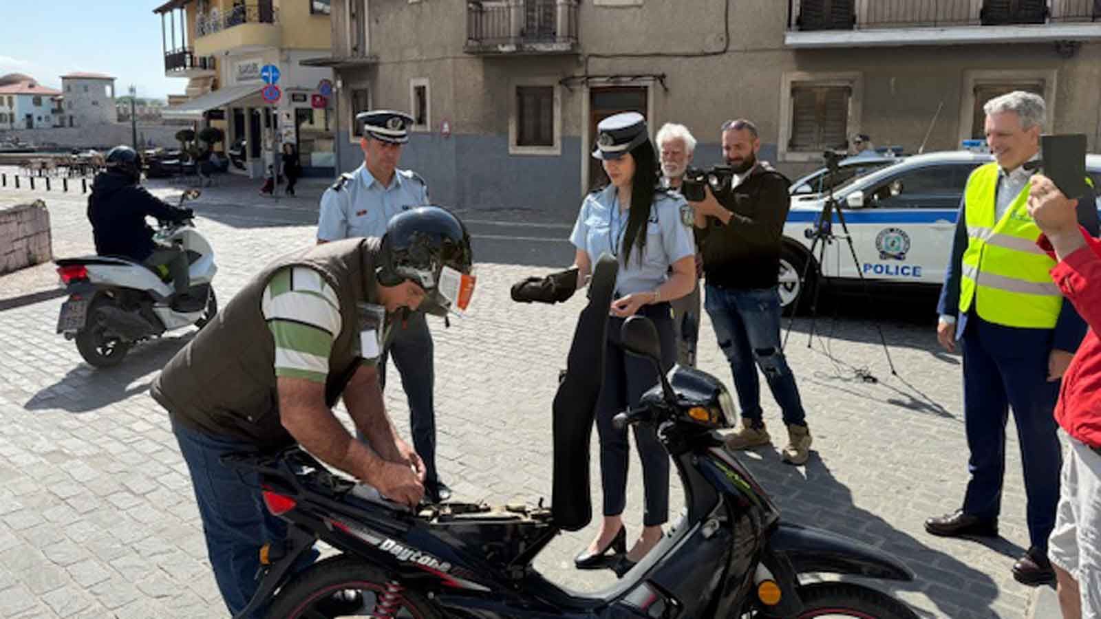 όμως αυτή τη φορά, αντί για πρόστιμα, η Τροχαία μοίραζε… κράνη.