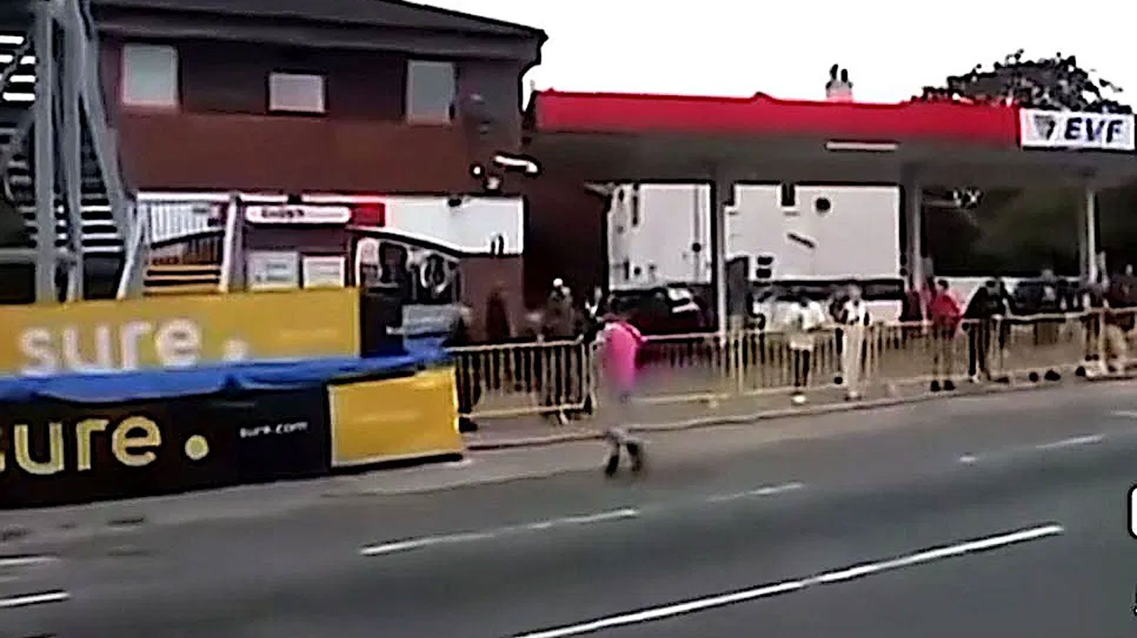 Η πρώτη «viral» στιγμή από το φετινό Classic TT δεν προήλθε από τον εντυπωσιακό αγώνα, αλλά από μια επικίνδυνη και ανεύθυνη πράξη. Ένας μεθυσμένος θεα