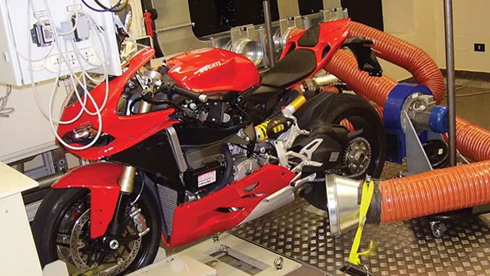 Η εμπειρία της επεκτείνεται και στον αγωνιστικό χώρο, έχοντας αναπτύξει μοτοσυκλέτες για το Moto3, ενώ στο παρελθόν είχε συμβάλει και στη συμμετοχή τη