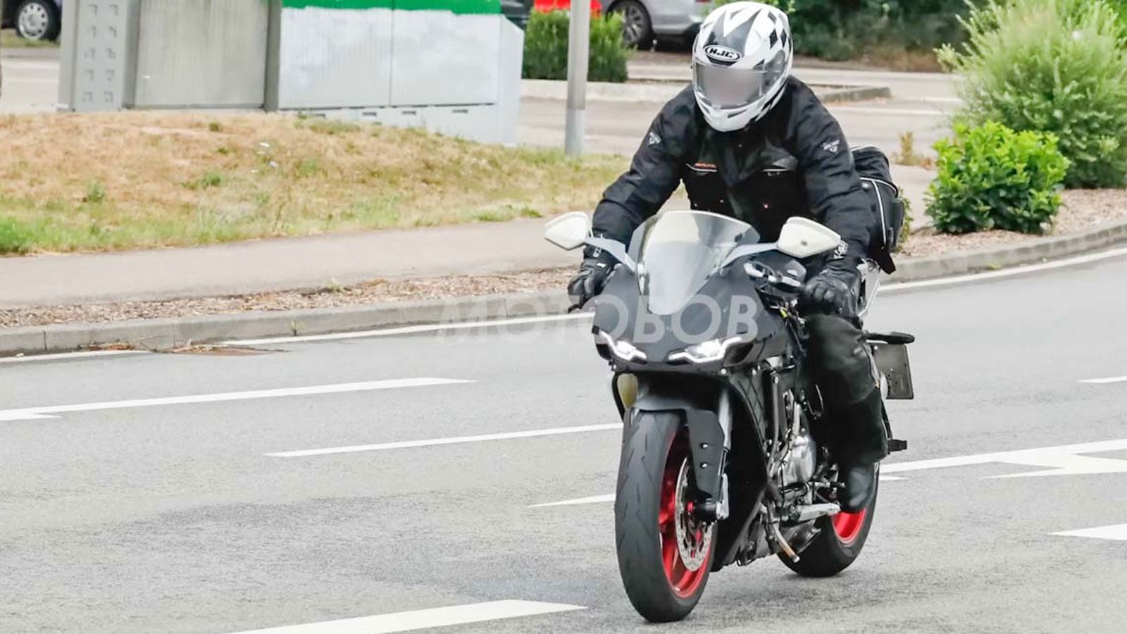 Η νέα V4 διαφέρει αισθητά από την τρέχουσα V4SV, υιοθετώντας πιο σύγχρονο και επιθετικό σχεδιασμό, με αιχμηρά LED φανάρια και DRL, νέο πίσω φωτιστικό 