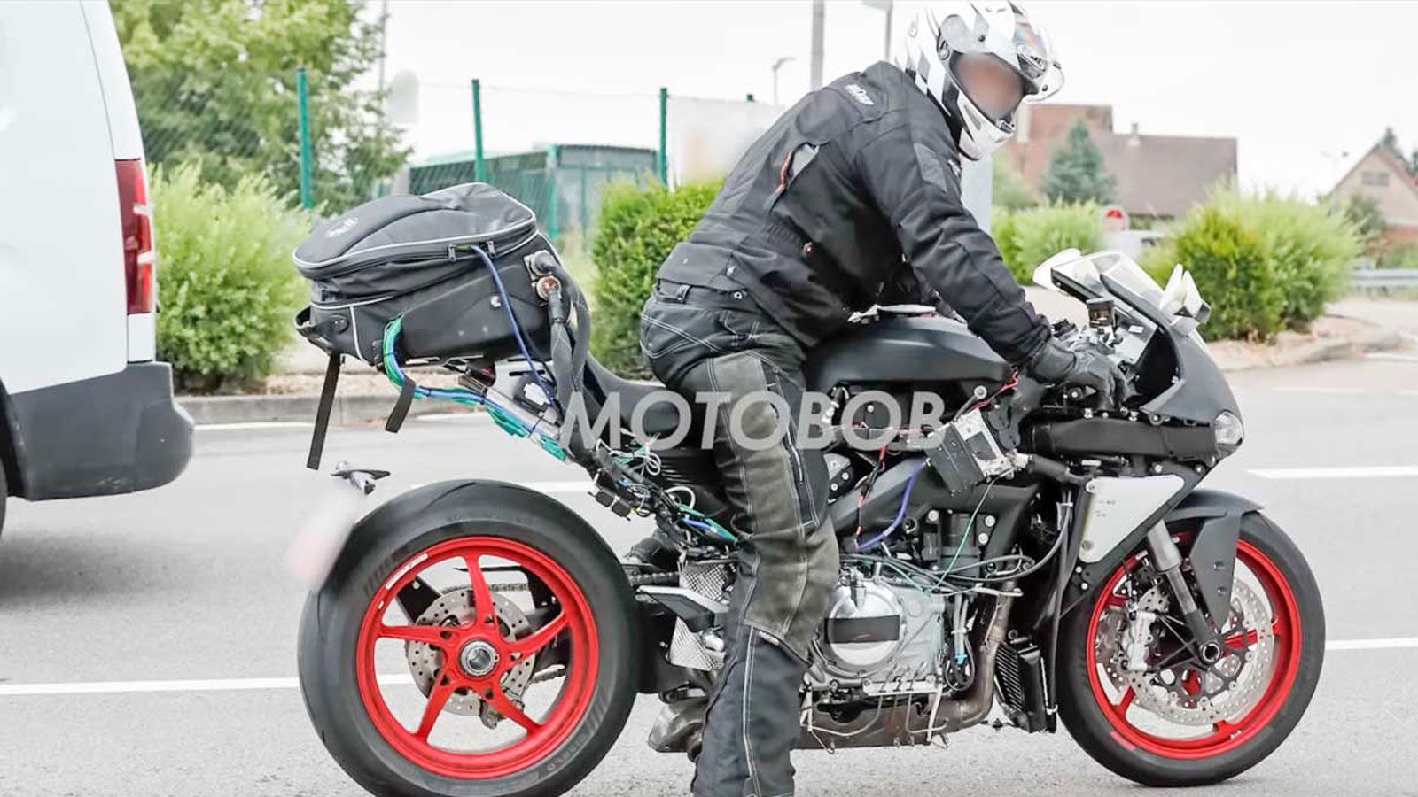 Σχεδιαστικά, η νέα Norton V4 παρουσιάζει εντελώς ανανεωμένη φιλοσοφία, με εξάτμιση τύπου underbelly που αντικαθιστά τη πλευρική της V4SV, προσφέροντας