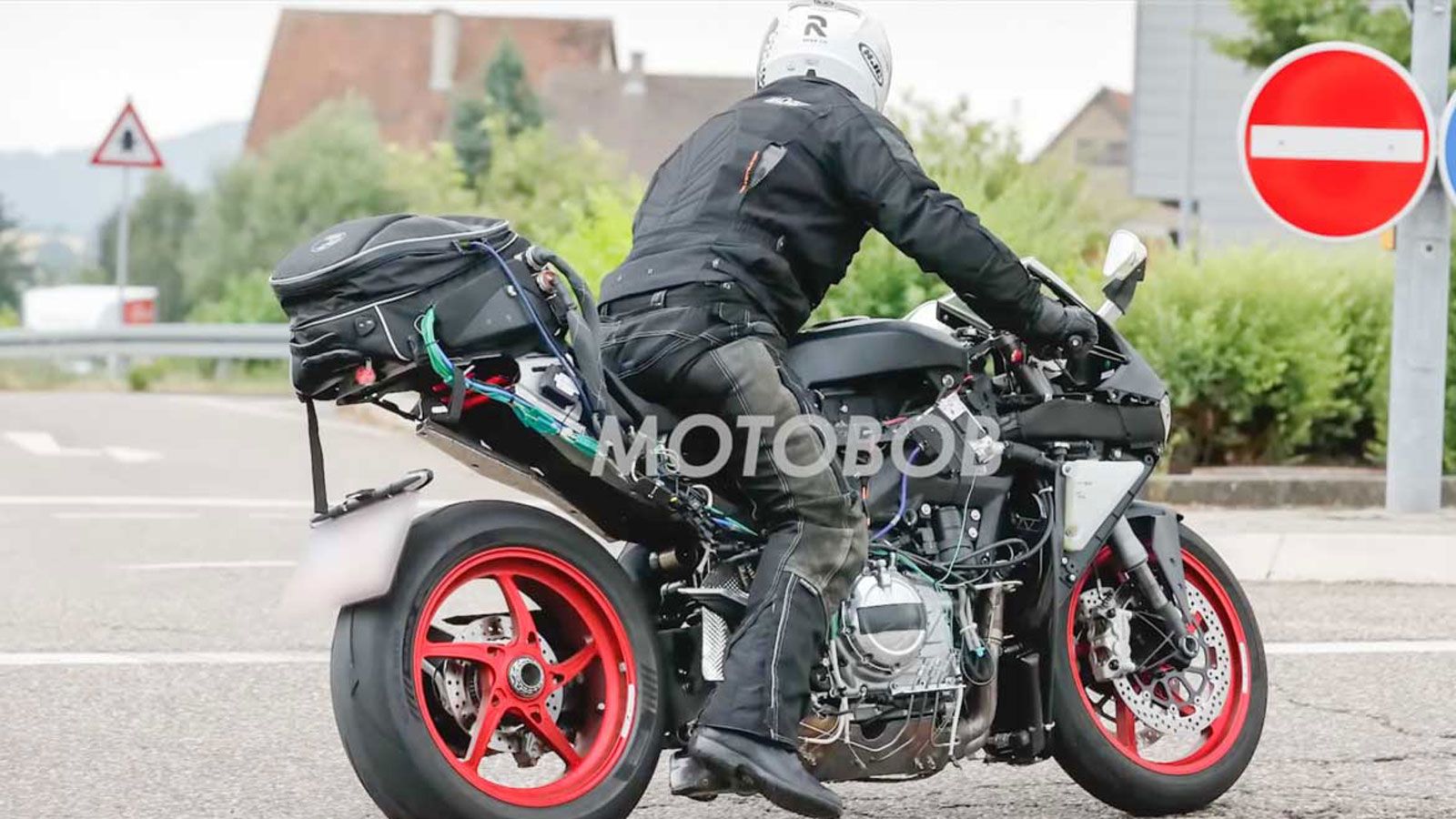 Η Norton V4 αναμένεται να εξοπλιστεί με προηγμένα περιφερειακά, όπως τα νέα Brembo Hypure monobloc φρένα, με ασύμμετρο design και αυξημένη απόδοση. 