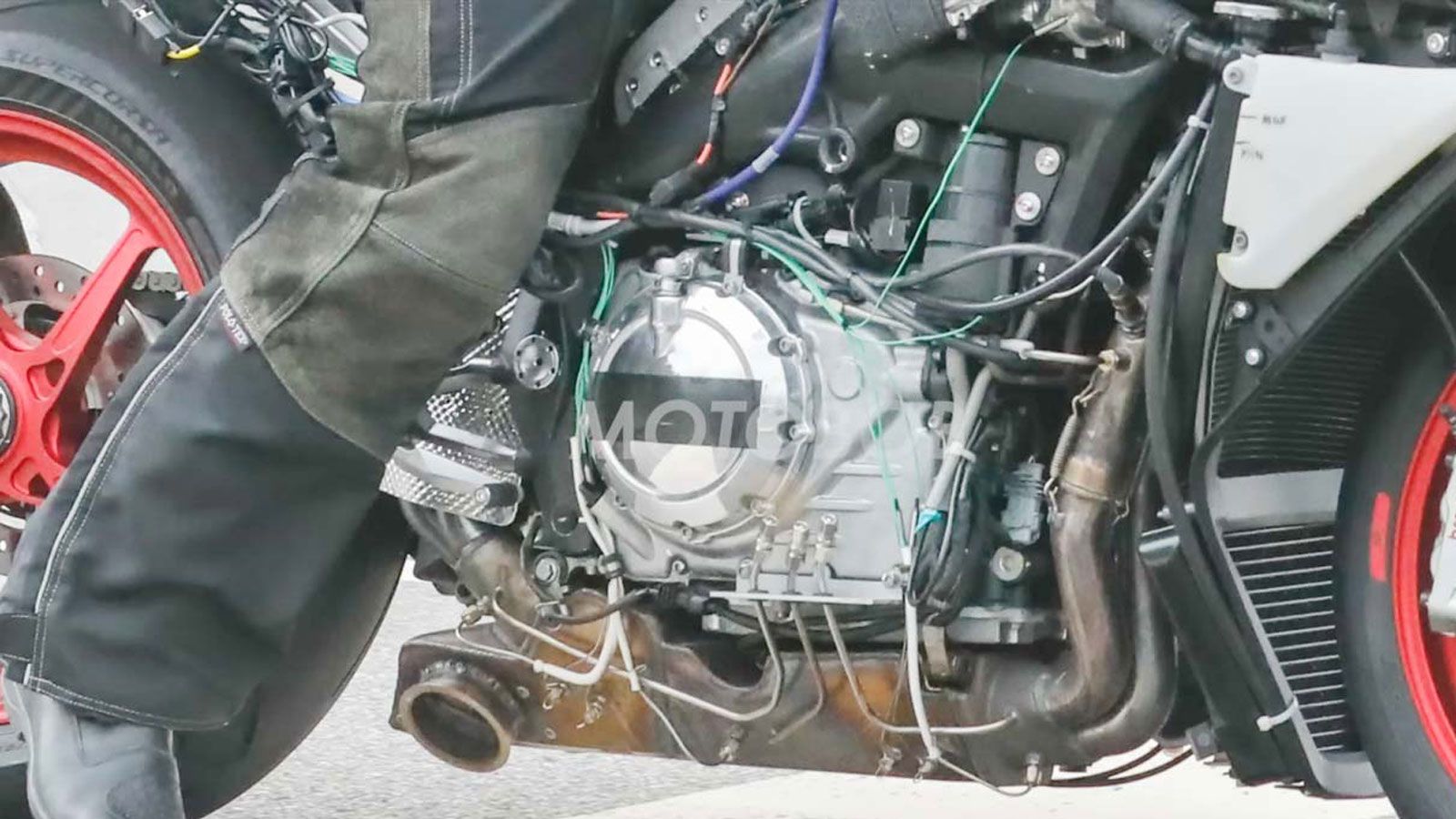 Η νέα Norton V4 θα διατηρήσει τον υγρόψυκτο V4 κινητήρα των 1200 κυβικών με διάταξη 72°, ο οποίος θα συμμορφώνεται πλέον με τις προδιαγραφές Euro 5+, 