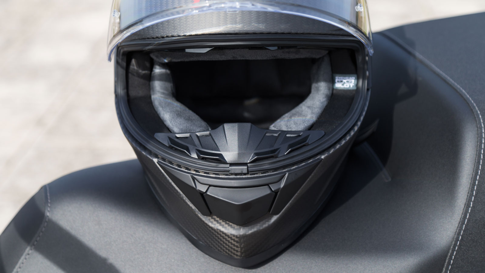 Test κράνος Nova Track Rider: Με Carbon κέλυφος & Alcantara επένδυση