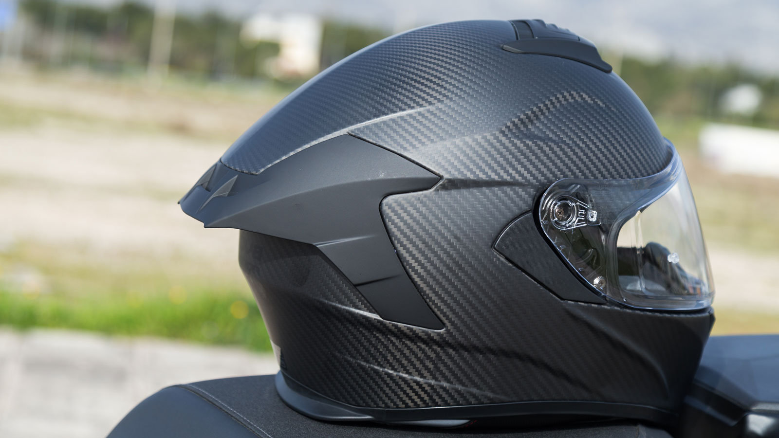 Test κράνος Nova Track Rider: Με Carbon κέλυφος & Alcantara επένδυση