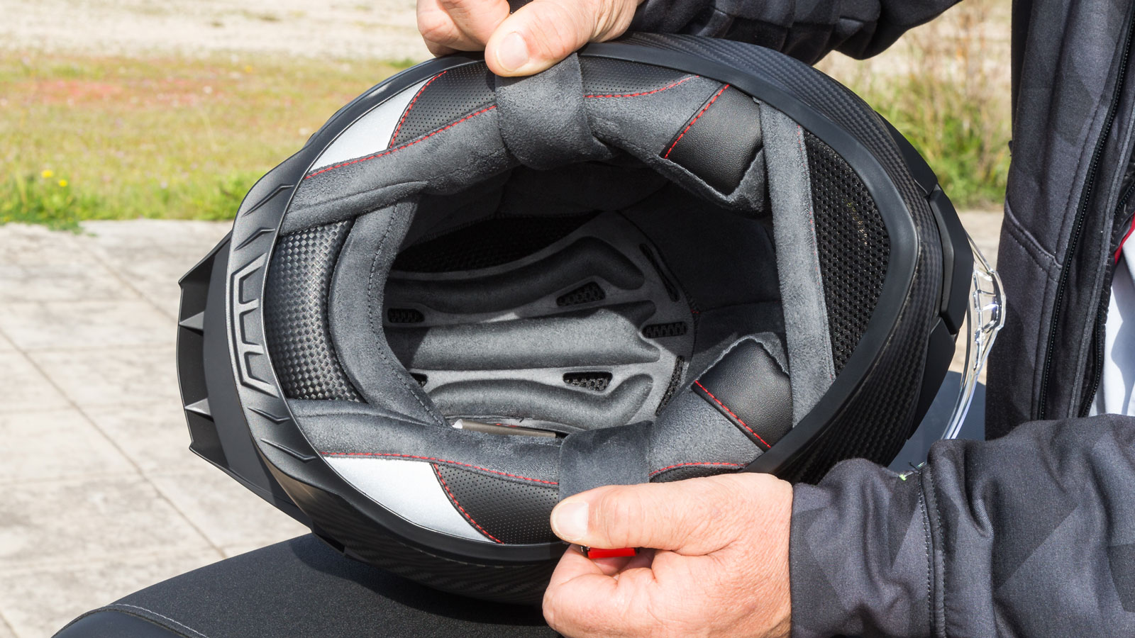 Test κράνος Nova Track Rider: Με Carbon κέλυφος & Alcantara επένδυση