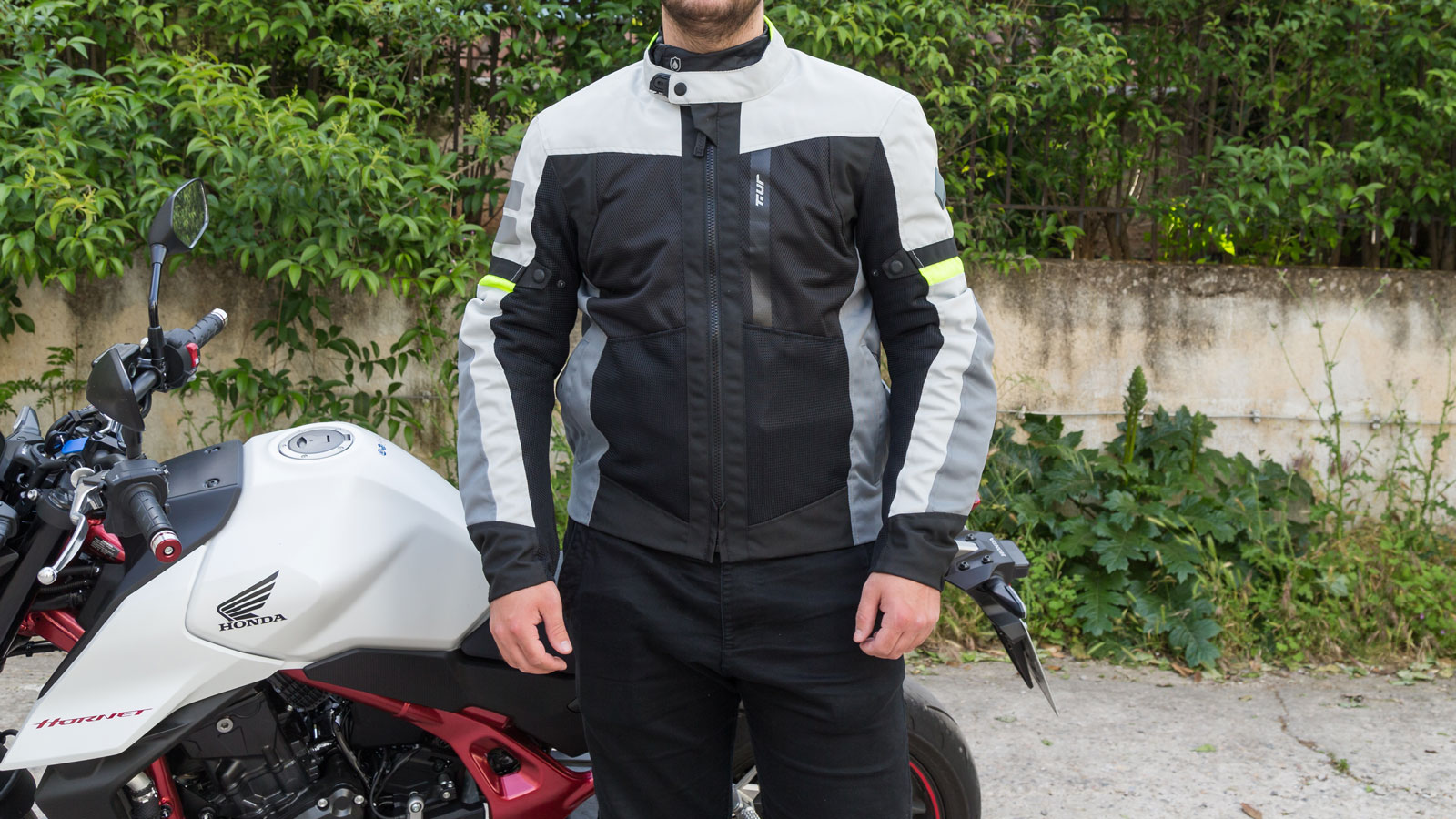 Το Tur Etna Man Hydroscud είναι ένα καλοκαιρινό μπουφάν, που θα σε βγάλει ασπροπρόσωπο ακόμα και σε μία ξαφνική μπόρα.