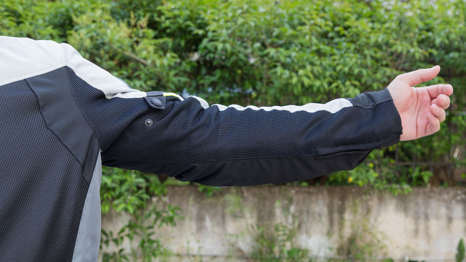 Test Tur Etna Man Hydroscud: Καλοκαιρινό μπουφάν που δεν φοβάται βροχή