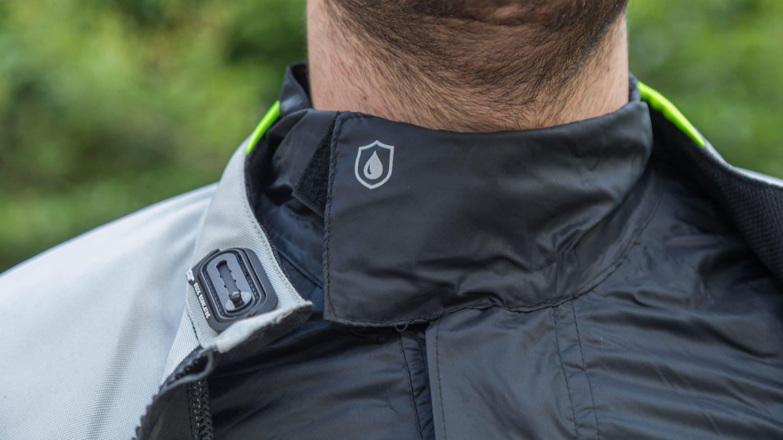 Η εσωτερική αδιάβροχη μεμβράνη Hydroscud στο Tur Etna, προσφέρει μεγάλη κάλυψη αφού φτάνει μέχρι και τον λαιμό. 