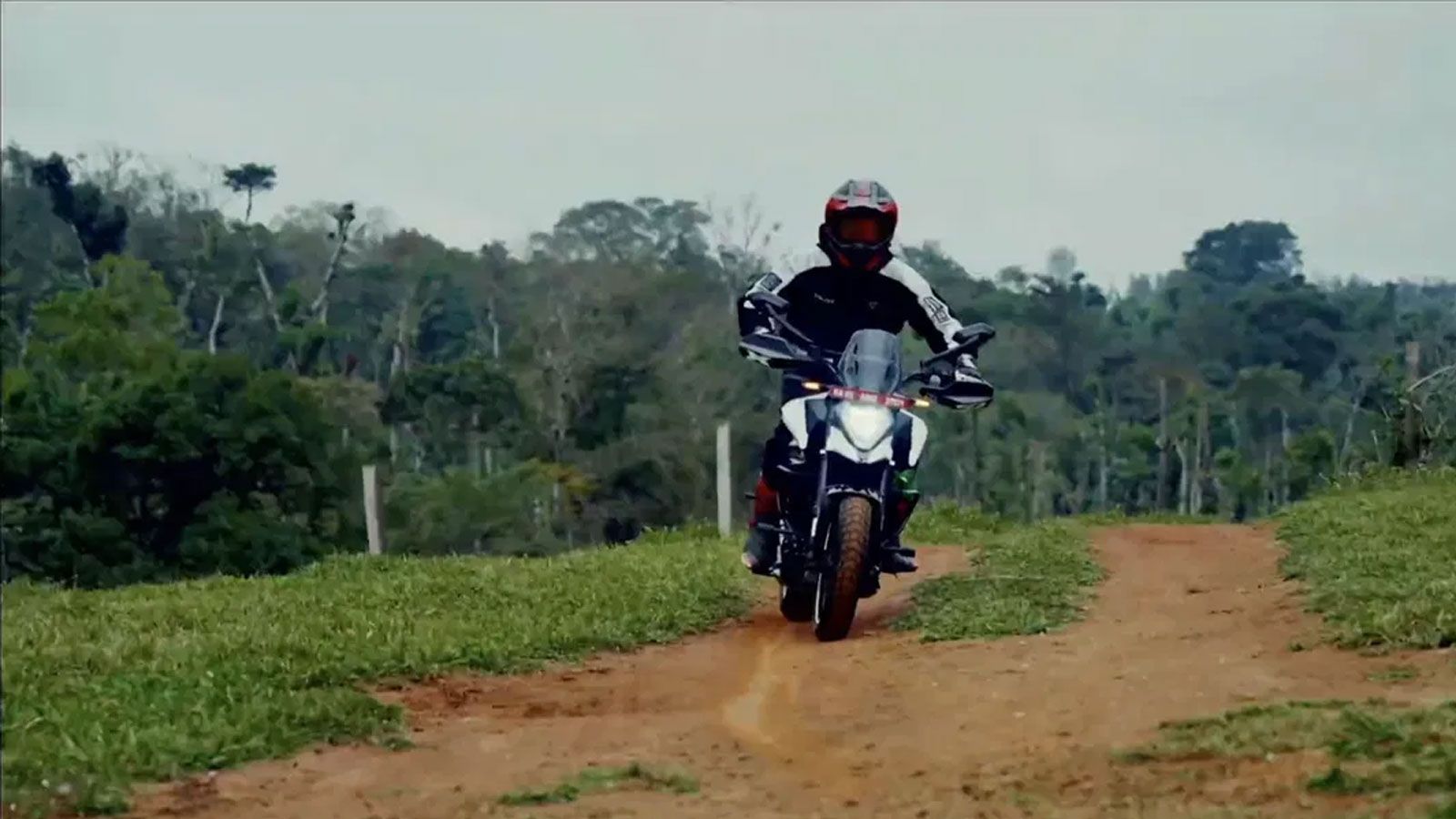 Με ισχύ έως 1,6 kW, δίνει τη δυνατότητα φόρτισης σε υποδομές αυτοκινήτων χωρίς να χρειάζεαι ο αναβάτης να μεταφέρει ογκώδη εξοπλισμό. Η μπαταρία βασίζ