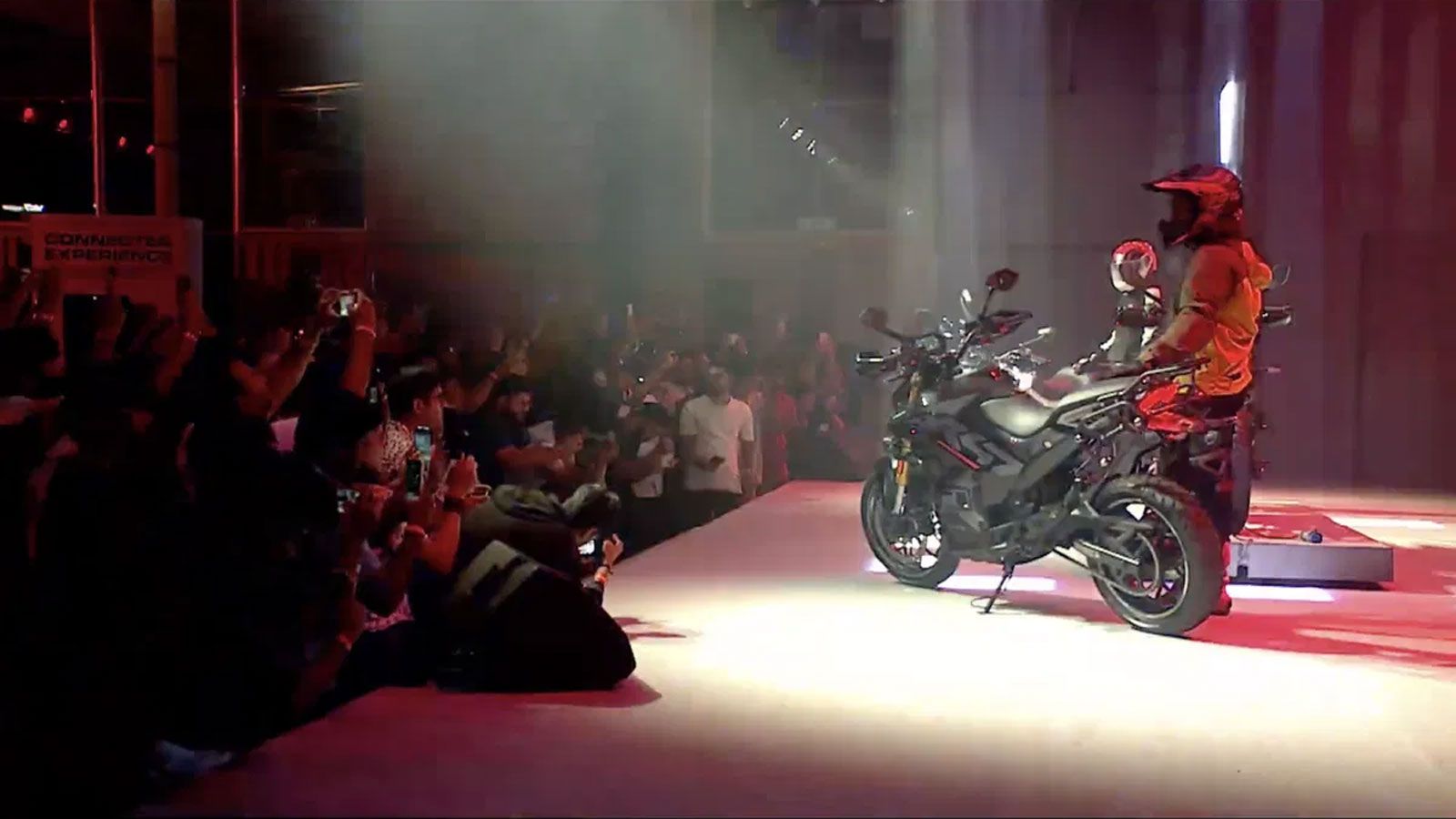 Η Ultraviolette δεν αποκάλυψε λεπτομέρειες για το πλαίσιο και τις αναρτήσεις, αν και το μοντέλο φαίνεται να χρησιμοποιεί φρένα ByBre και ανάρτηση με μ