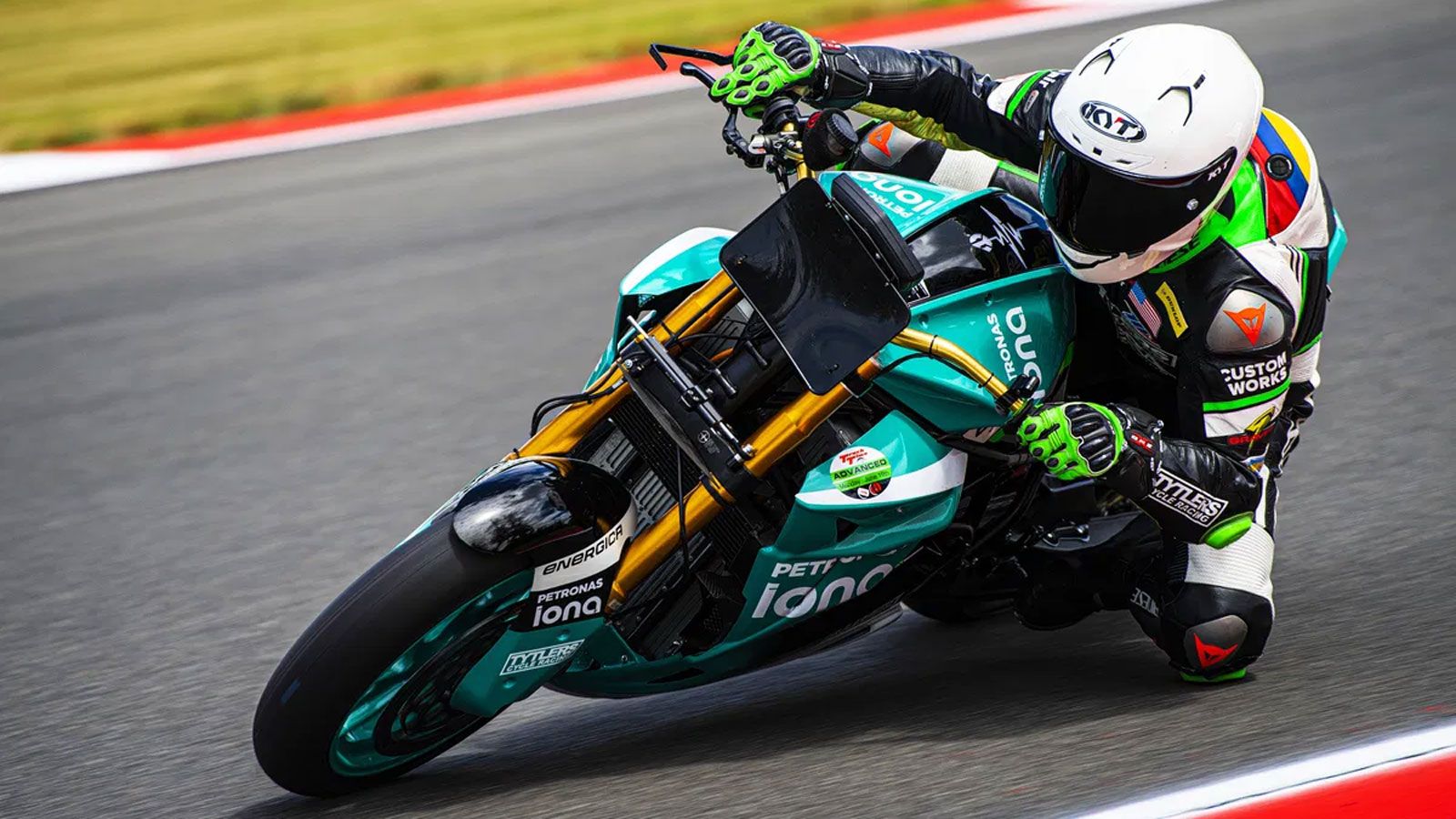 Η ηλεκτροκίνηση κάνει το μεγάλο της άλμα στον κόσμο των αγώνων μοτοσυκλέτας στις ΗΠΑ. Η OrangeCat Racing σε συνεργασία με τη Lightfighter επιβεβαίωσαν