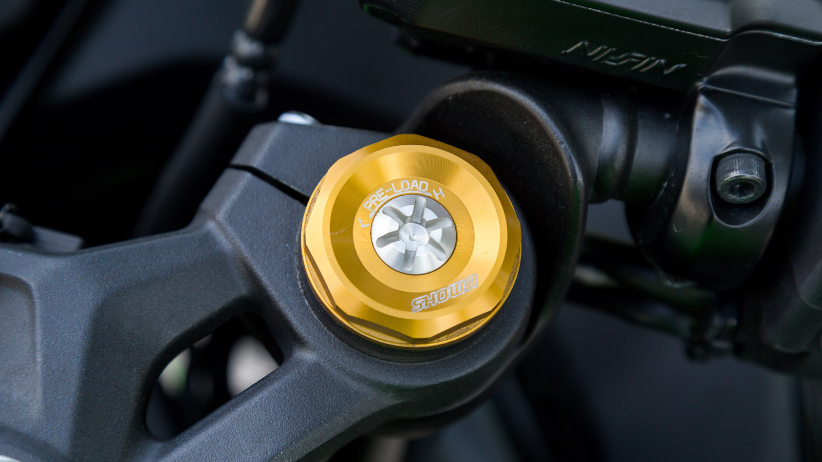 Στο τομέα της ανάρτησης, το ZX-4RR χρησιμοποιεί ένα ανεστραμμένο πιρούνι 37 χιλιοστών Showa SFF-BP με ξεχωριστή λειτουργία πιρουνιού-εμβόλου και δυνατ