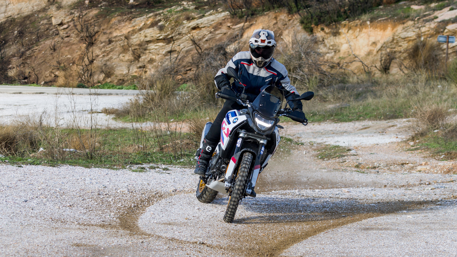 ... με τροχούς 21 ιντσών μπροστά και 17 ιντσών πίσω.