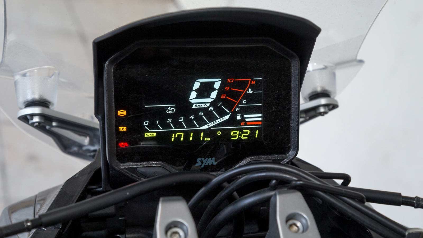 Έγχρωμη οθόνη LCD υψηλής ευκρίνειας και με αυτόματη ρύθμιση φωτεινότητας.