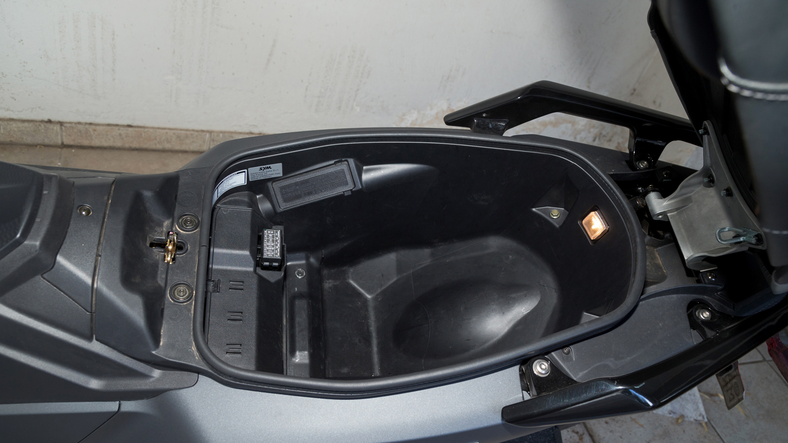 Αποθηκευτικός χώρος που χωράει ένα full face κράνος και μικροαντικείμενα.