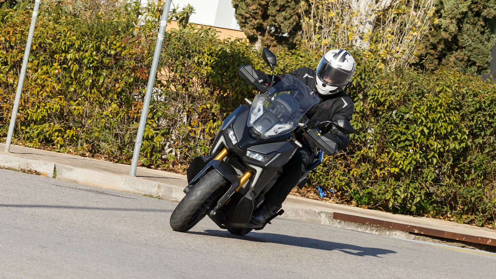 Το μοχλικό της ανάρτησης σε συνδυασμό με το μεγάλο μεταξόνιο κρατάνε την ουρά κολλημένη και προσφέρουν σταθερότητα ακόμα και στο όριο.