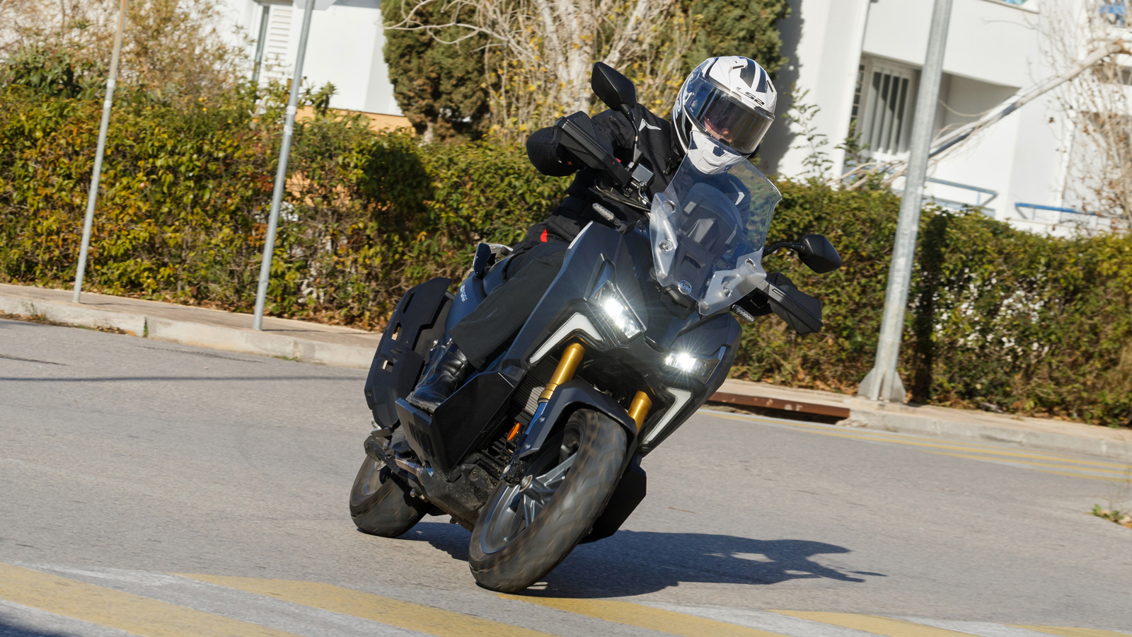 Η πλούσια ροπή από τις χαμηλομεσαίες εξαφανίζει τα 213 κιλά.