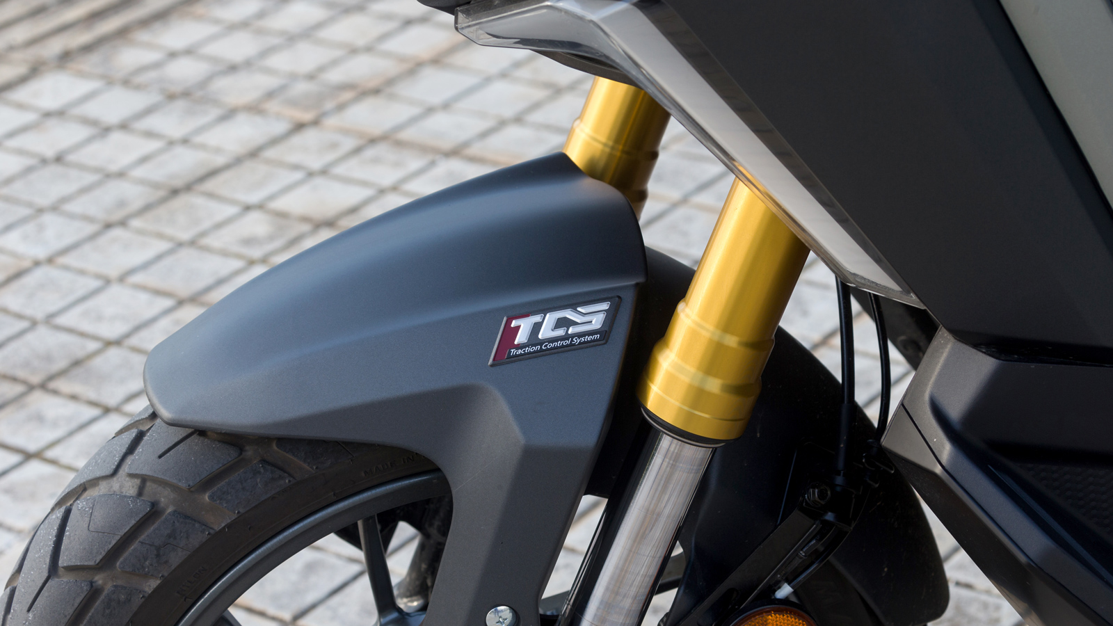 Ανεστραμμένο πιρούνι με καλάμια διαμέτρου 41 χιλιοστών και διαδρομή 140 χιλιοστά.